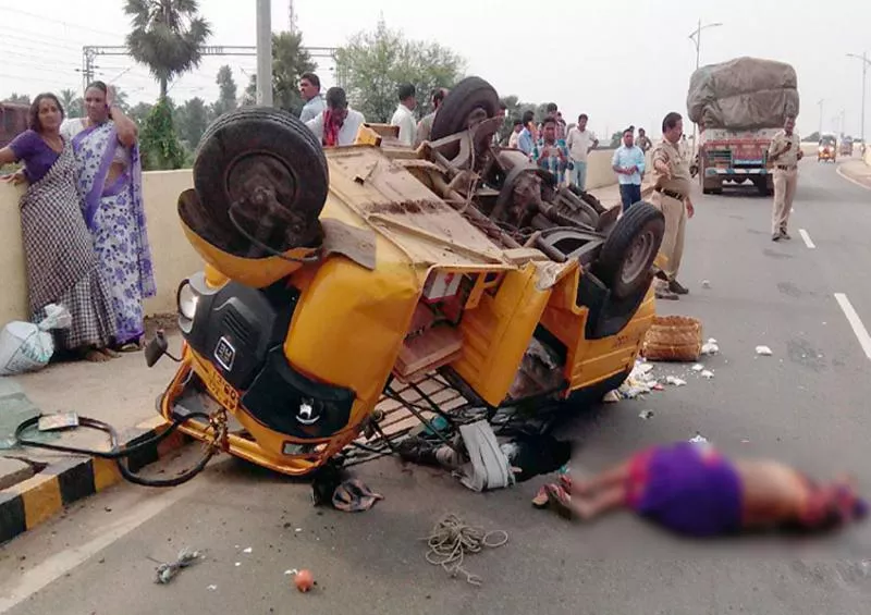 auto and lorry collision on over bridge