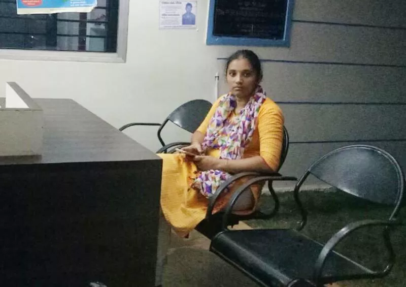 woman protest in police station for hevy fine on without helmet 