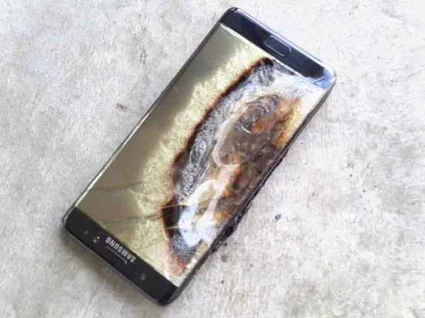 Samsung Galaxy J7 explodes mid-air in Jet Airways flight - Sakshi