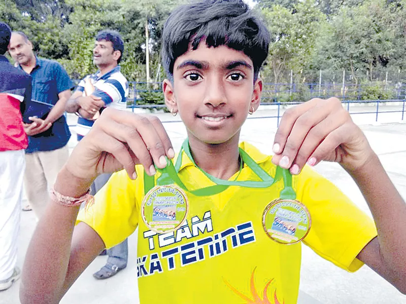 Tejaswinini Qualified to national skating championship - Sakshi