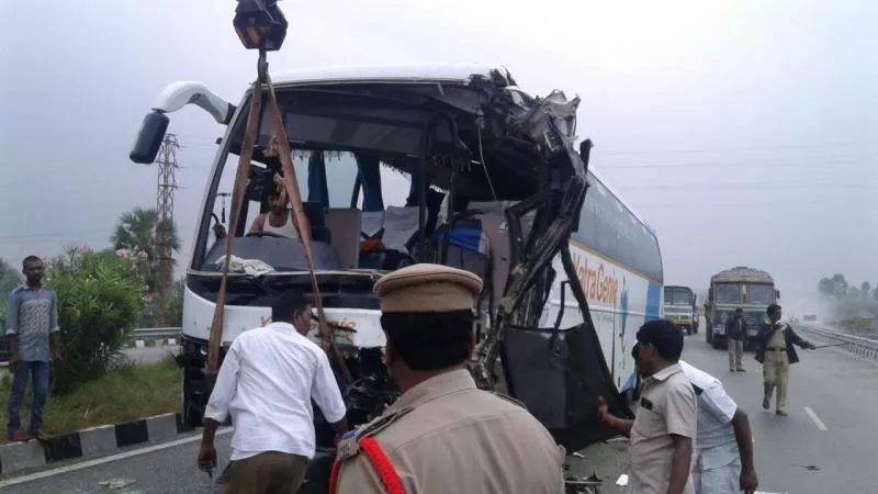 Yatra Genie Bus collides with Acid Tanker, 6 Injured - Sakshi