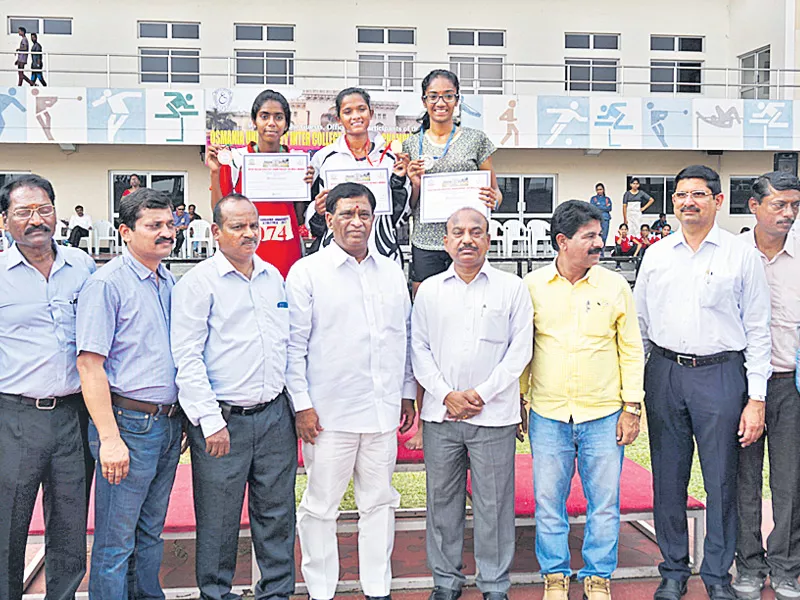 Suchitra Wins gold medal in Inter College athletics meet - Sakshi