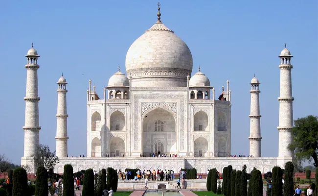  Hindu outfits chant 'Shiv Chalisa' at Taj Mahal