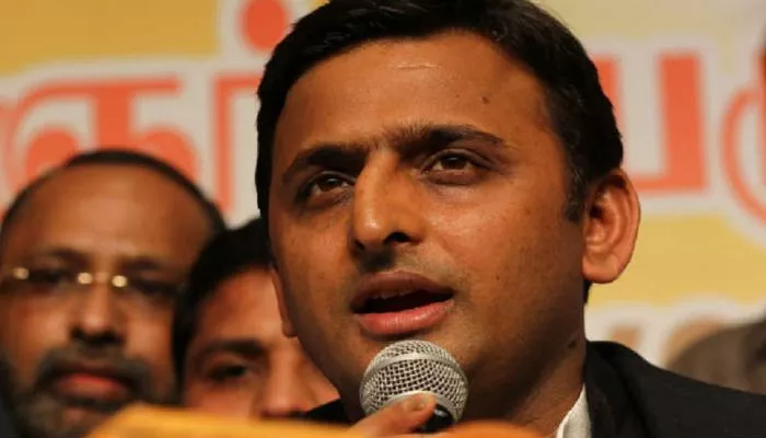 Where are anti-romeo squads: Akhilesh Yadav attacks Yogi Adityanath  - Sakshi