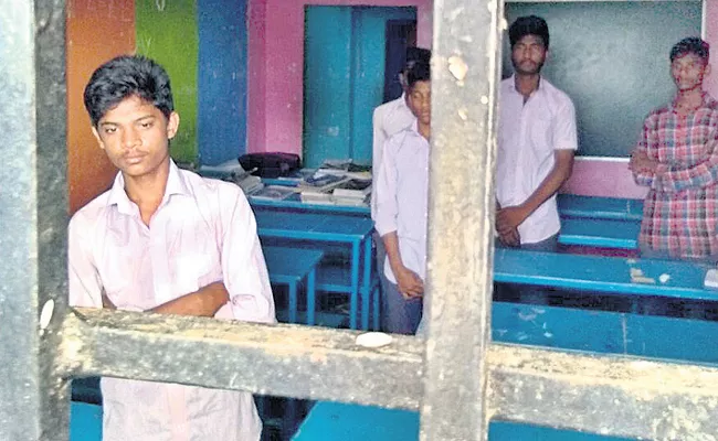 Inter-student in detention