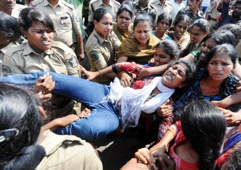 women's associations darna at gvmc gandhi park - Sakshi