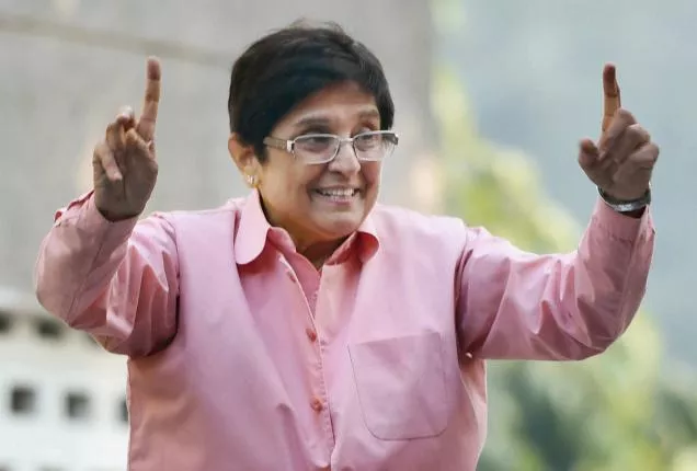 Kiran Bedi jumps over fence at Puducherry