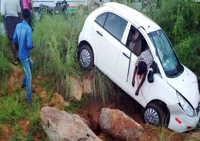 bus and lorry accident in puthala pattu - Sakshi