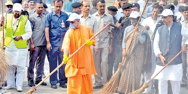 Uttar Pradesh Chief Minister Yogi Adityanath visits Taj Mahal  - Sakshi