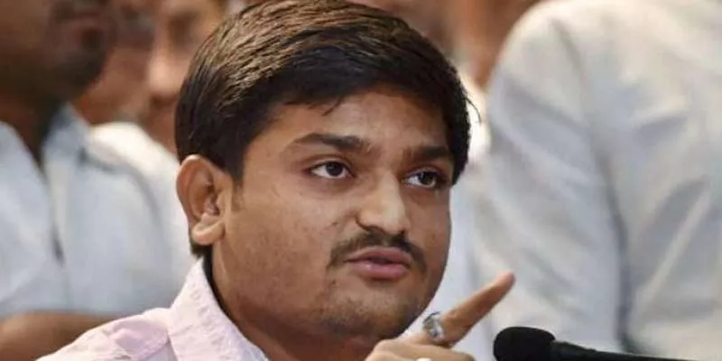 Hardik Patel's ultimatum to Congress: Take a stand on Patidar quota resverations - Sakshi