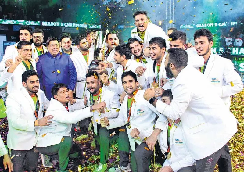 Patna Pirates defeat Gujarat Fortunegiants for third title - Sakshi