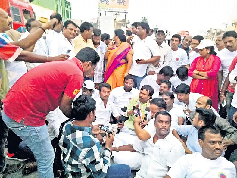 Police Disrupt Arya-Vaishya Padayatra - Sakshi