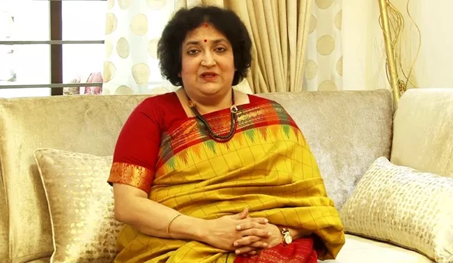 Latha Rajinikanth reacts Rajinikanth political entry - Sakshi