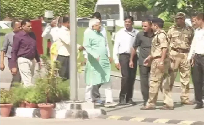 Lalu Prasad Yadav appears before CBI