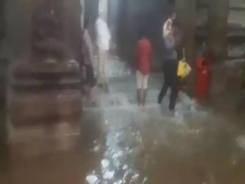  Madurai: Heavy rains inundate Meenakshi temple - Sakshi