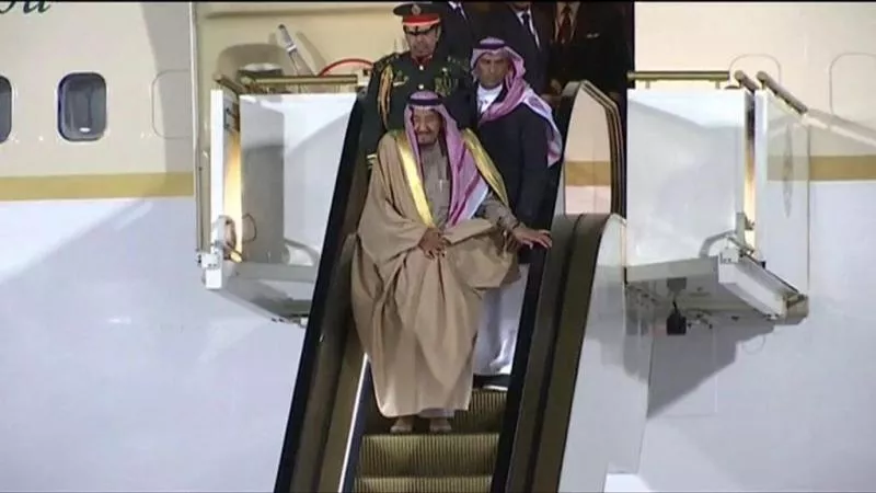 Saudi kings golden escalator gets stuck - Sakshi