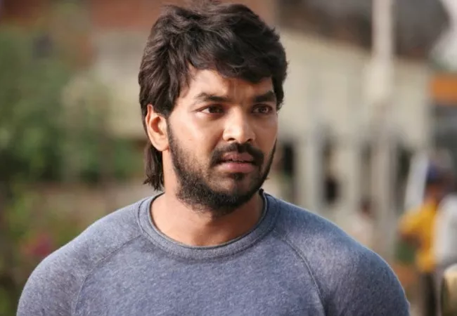 Drunk-driving case: saidapet court fine rs.5,200 on Tamil Actor Jai  - Sakshi