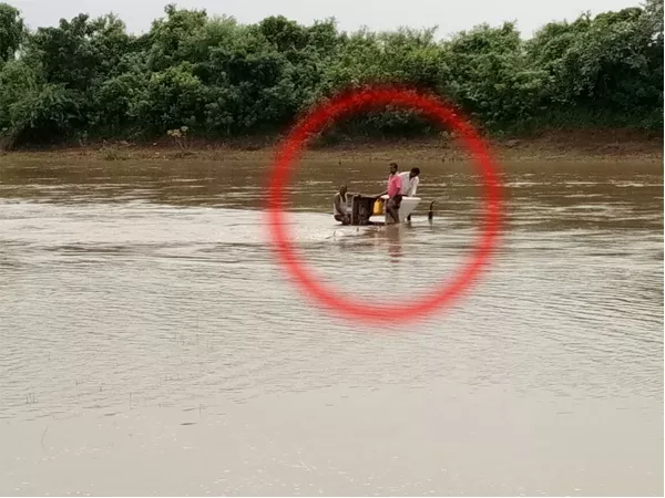  Workers Stuck In Flood Water at jayashankar district - Sakshi