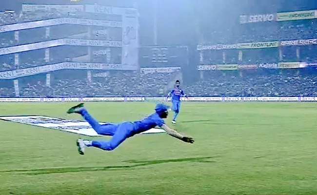   Hardik pandya stunning catch in India Vs New Zealand match - Sakshi