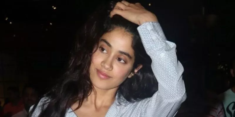 Jhanvi Kapoor-Ishaan Khatter debut film to be titled DHADAK - Sakshi