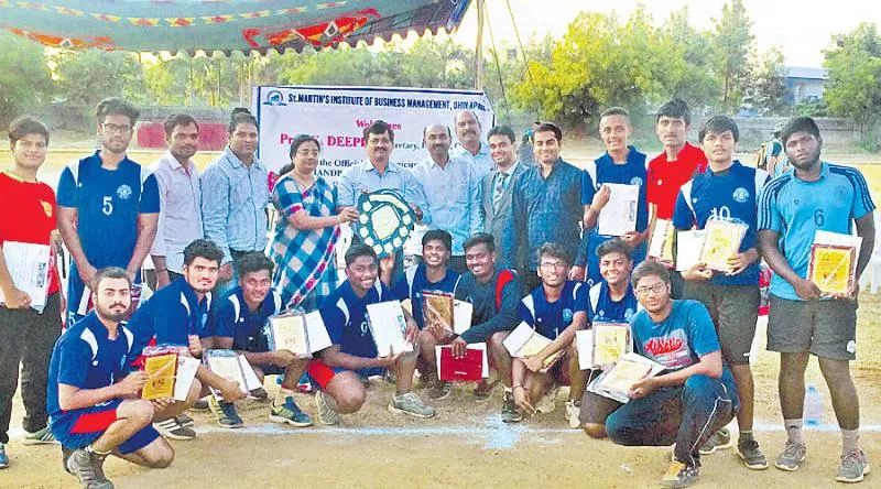 Bhavans team got  handball title in inter college tournament - Sakshi