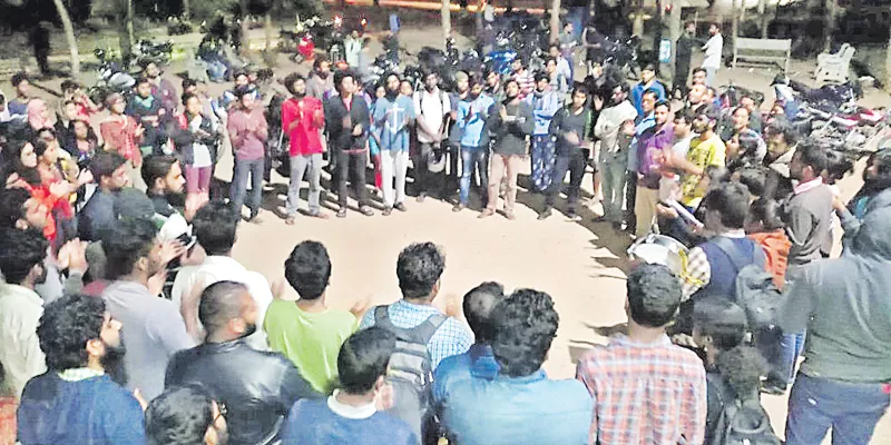 UoH Students call for bandh in universities today - Sakshi