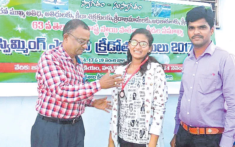 Harshini gets bronze medal in state level swimming - Sakshi