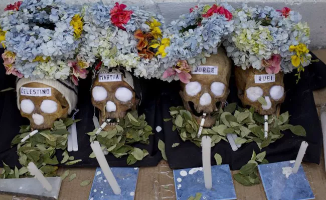 Bolivians decorate skull for Natitas festival - Sakshi