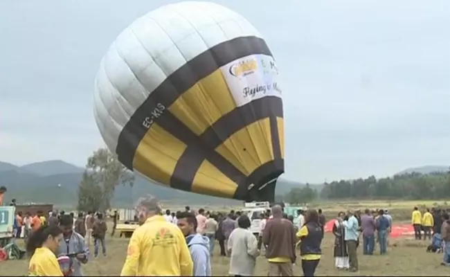 Hot Air Balloon Festival interrupted due to rain  - Sakshi