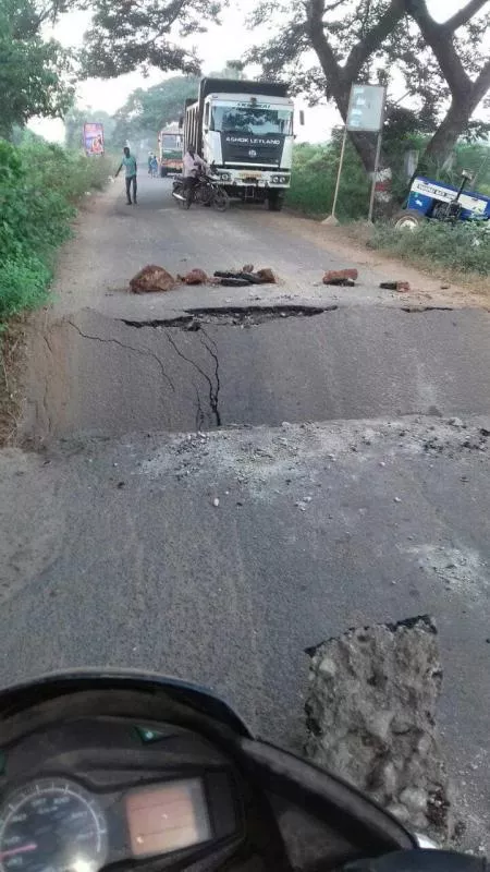 Damaged culvert troubles Vehicles movement in Guntur - Sakshi