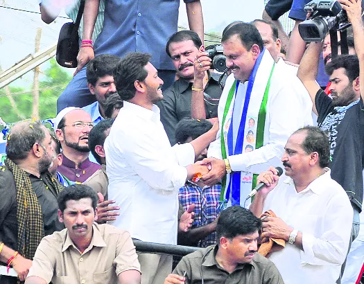 TDP leader join in YSRCP - Sakshi