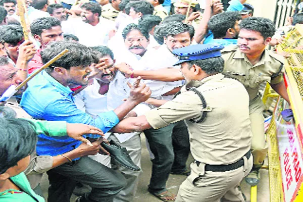 MRPS Leaders agitation at Kakinada Collectorate - Sakshi