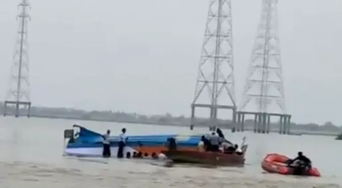 boat accident Links in east godavari - Sakshi