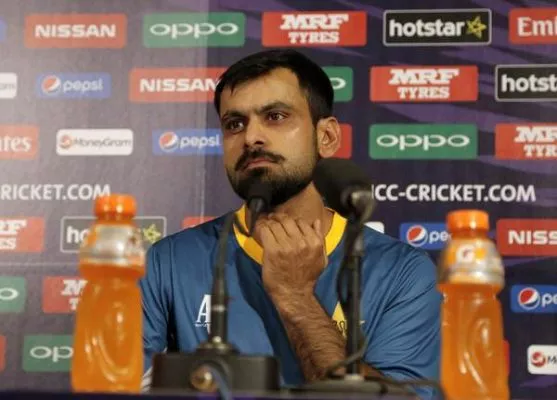 Pakistani fans back Mohammad Hafeez after ban, question ICC about Ashwin, Jadhav - Sakshi - Sakshi