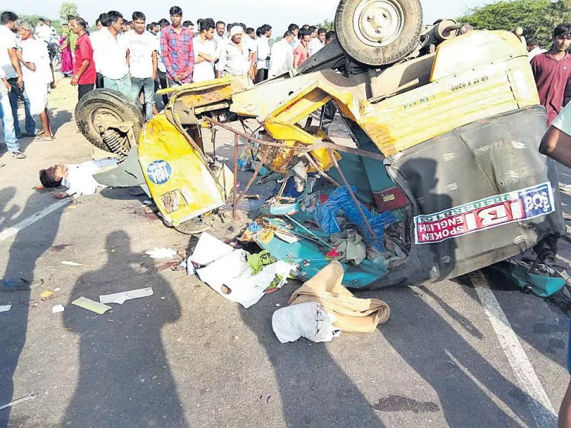 Four dies after Tanker hits auto - Sakshi - Sakshi