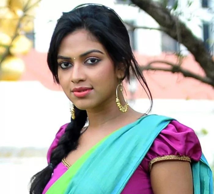 Heroin Amala paul acts in Bhaskar oru Rascal movie - Sakshi