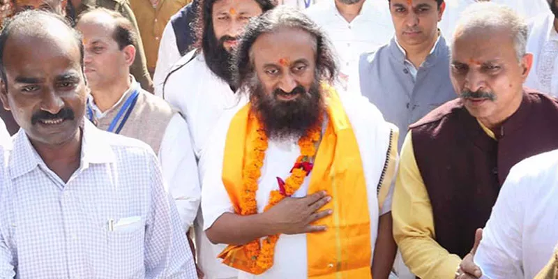 Sri Sri Ravi Shankar Meets Muslim Leaders In Lucknow - Sakshi