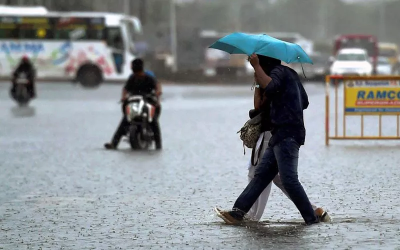 Heavy rain brings more hardship in Chennai - Sakshi