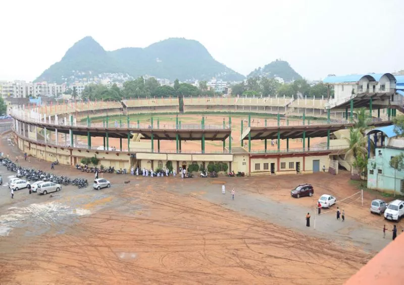 tdp leaders trying to occupation IGMC stadium - Sakshi