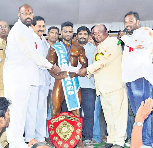 Rahul Wins mister telangana title - Sakshi