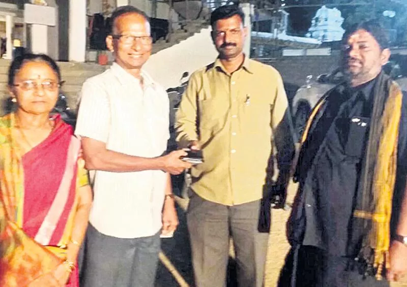 bus conductor returned pouch - Sakshi