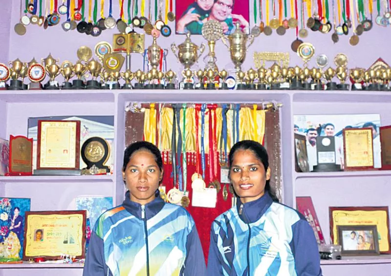 Hyderabad Sisters Playing Well in Hockey Team - Sakshi