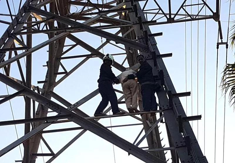 old man climbed up a power tower in mumbai - Sakshi