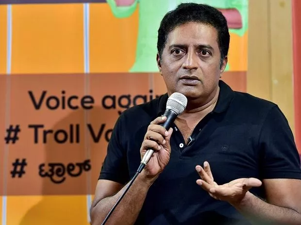 Prakash Raj sends legal notice to Mysuru MP for trolling him over PM remark - Sakshi