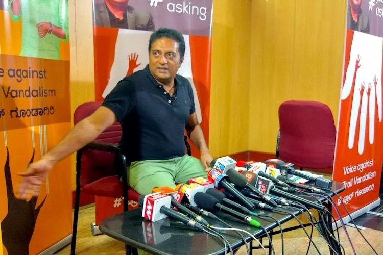 Actor Prakash Raj files defamation case against BJP MP Pratap Simha - Sakshi