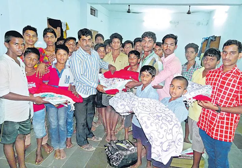 Blankets to the hostel students - Sakshi