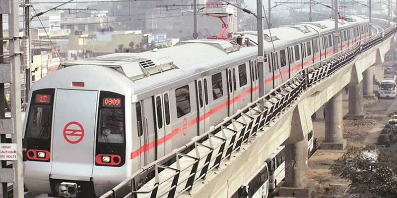 Delhi Metro lost 3 lakh commuters a day after fare hike on October 10, reveals RTI data - Sakshi