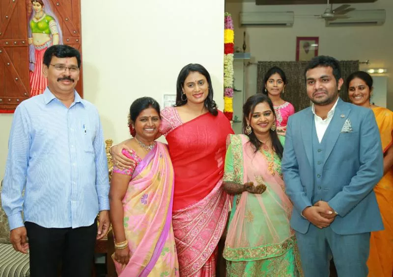 ys sharmilamma attend kapu ramchandra reddy  family mehendi function - Sakshi - Sakshi - Sakshi