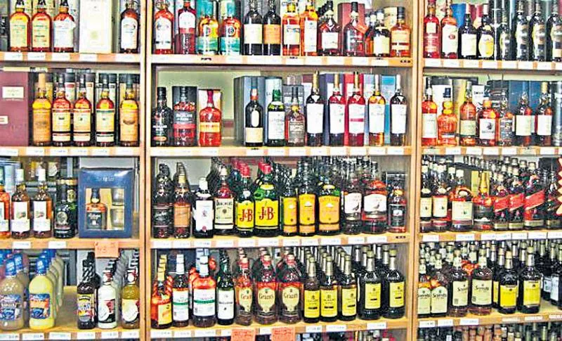 Alcohol stores changing the hands of Liquor syndicates - Sakshi