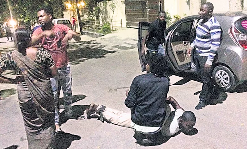 Nigerians Fight in Banjara Hills - Sakshi